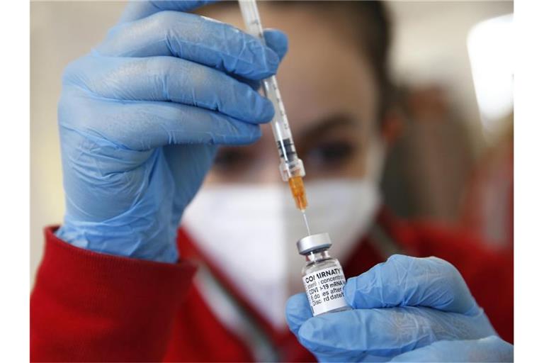 Ein medizinische Angestellte bereitet in Rom eine Corona-Schutzimpfung vor. Foto: Cecilia Fabiano/LaPresse via ZUMA Press/dpa