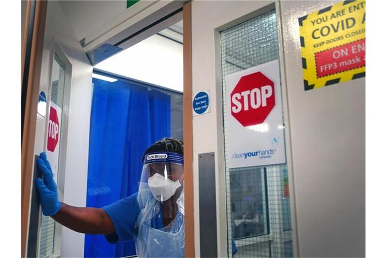 Ein medizinischer Mitarbeiter auf der Station für Corona-Patienten im King's College Hospital in London. Foto: Victoria Jones/PA/dpa