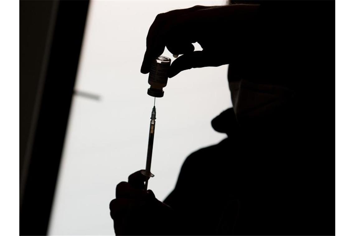 Kretschmann bezweifelt, dass Corona-Impfpflicht noch kommt Ein medizinischer Mitarbeiter befüllt eine Spritze mit einem der Impfstoffe gegen das Coronavirus. Foto: Daniel Bockwoldt/dpa/Symbolbild