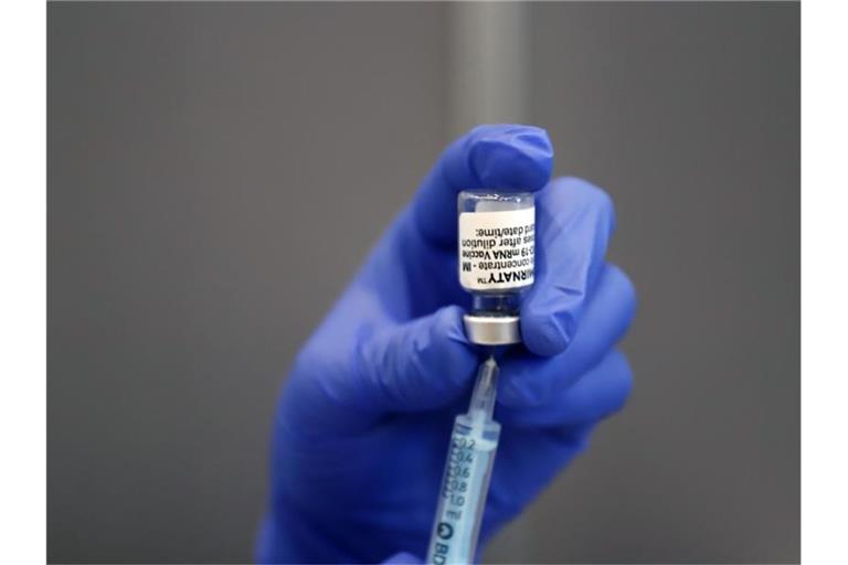 Ein medizinischer Mitarbeiter bereitet eine Injektion mit dem Corona-Impfstoff von Pfizer/Biontech vor. Foto: Alex Zea/EUROPA PRESS/dpa