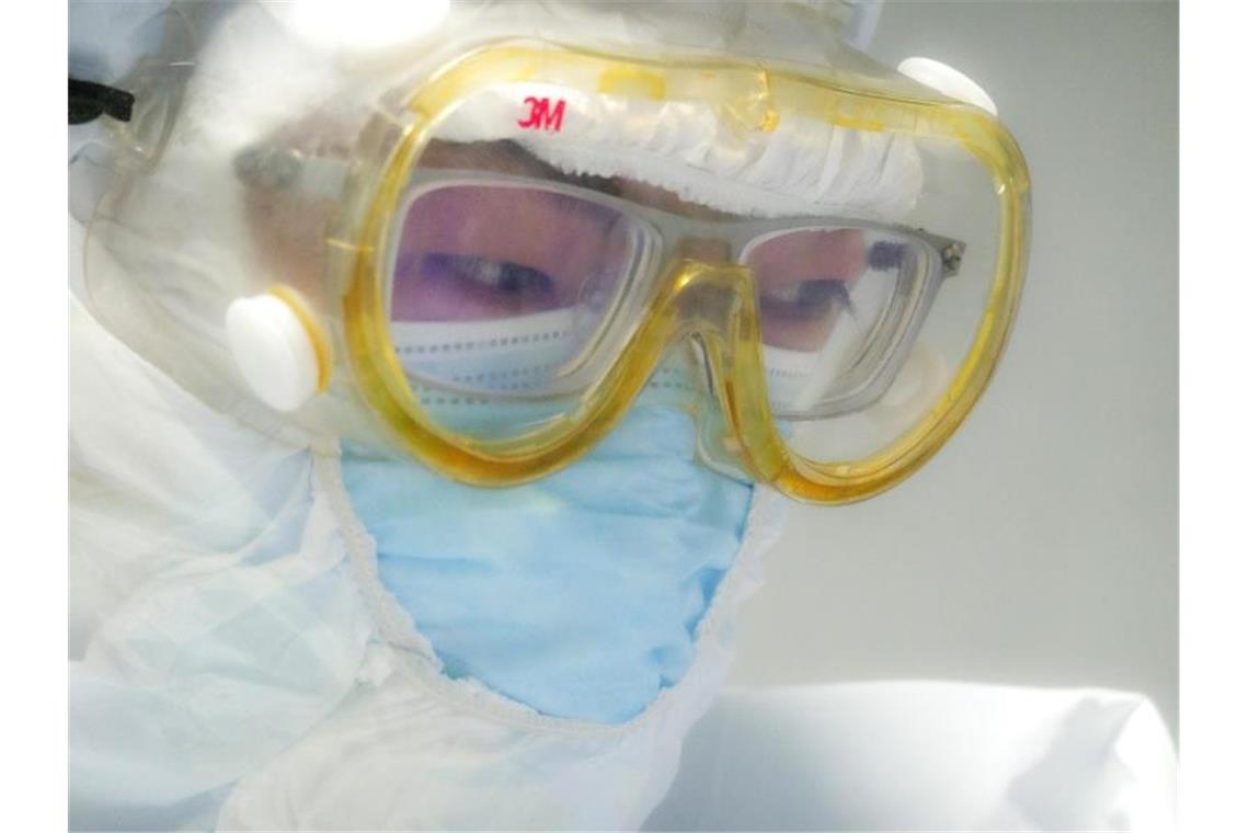 Ein medizinischer Mitarbeiter der Universität Qingdao in Schutzkleidung. Foto: Cai Yang/XinHua/dpa