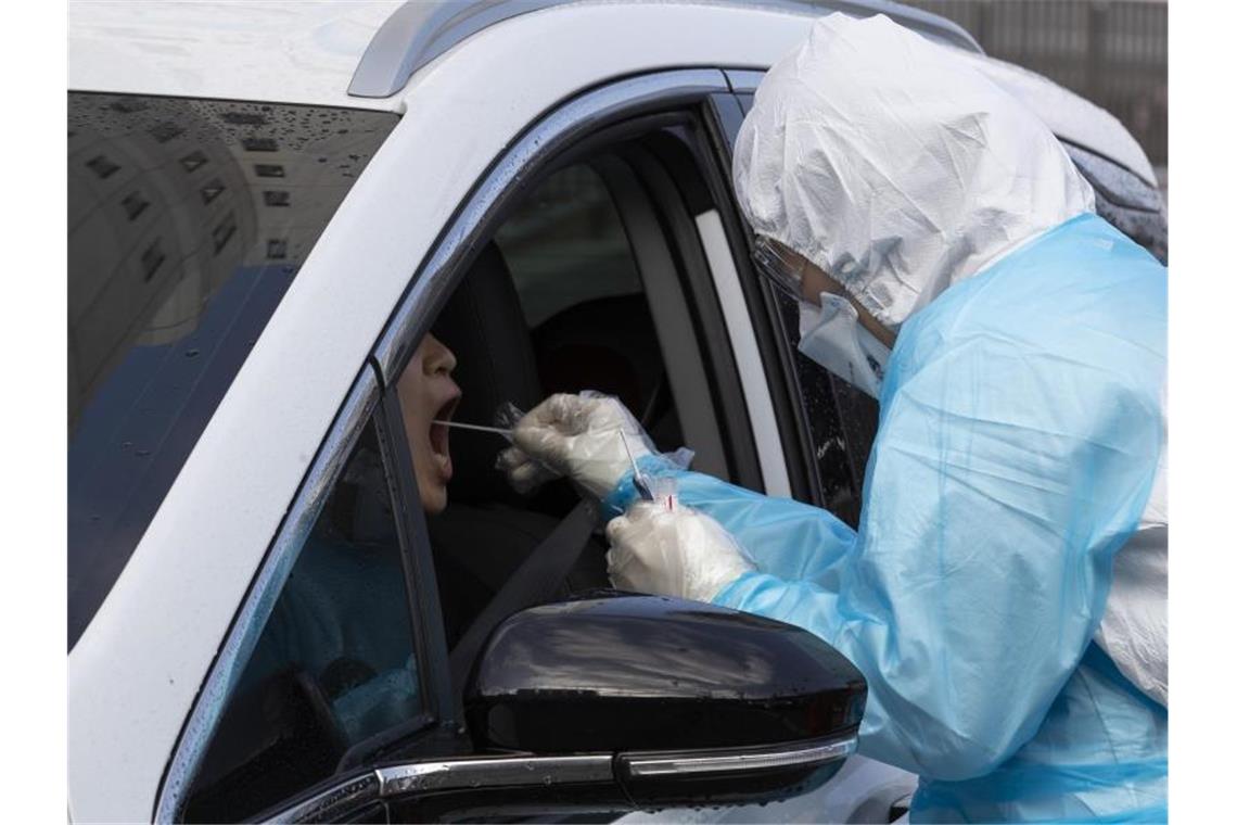 Ein medizinischer Mitarbeiter des Krankenhauses der Universität Yeungnam in Südkorea testet in einer Drive-Through-Klinik einen Autofahrer auf das Coronavirus. Foto: Lee Sang-ho/XinHua/dpa