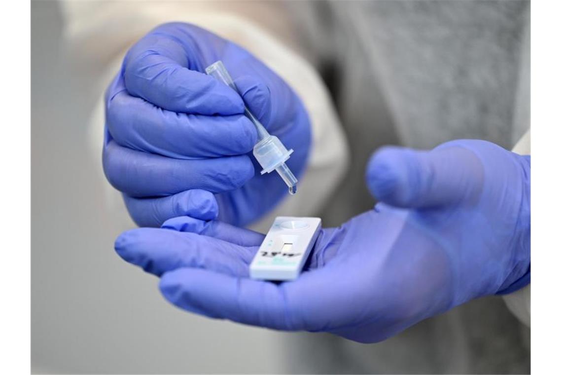 Betrug bei Abrechnungen von Corona-Tests Ein medizinischer Mitarbeiter führt einen Corona-Schnelltest durch. Foto: Martin Schutt/dpa-Zentralbild/dpa/Symbolbild