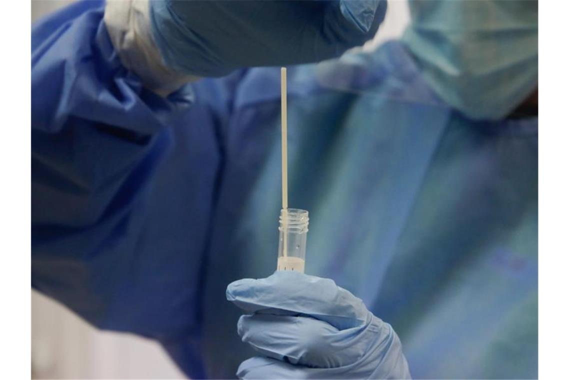 Ein medizinischer Mitarbeiter hält in einem Testzentrum einen Abstrich. Innerhalb eines Tages haben die Gesundheitsämter in Deutschland 1218 neue Corona-Infektionen gemeldet. Foto: Ricardo Rubio/EUROPA PRESS/dpa