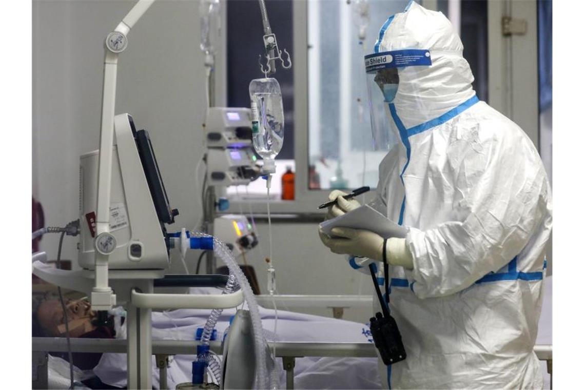 Ein medizinischer Mitarbeiter im Jinyintan-Krankenhaus in der zentralchinesischen Provinz Hubei bei der Arbeit. Foto: CHINATOPIX/AP/dpa