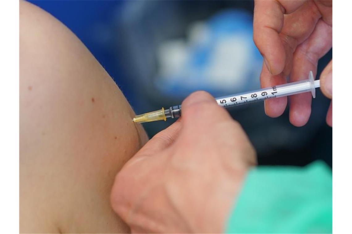 Verdacht auf Impf-Manipulation: Patienten lassen sich testen Ein medizinischer Mitarbeiter impft eine Frau. Foto: Jörg Carstensen/dpa/Symbolbild