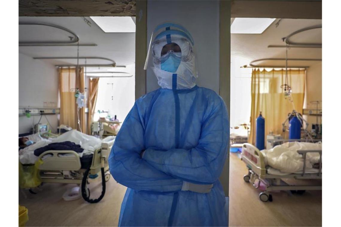 Ein medizinischer Mitarbeiter ruht sich in einem Krankenhaus in Wuhan aus. Foto: Uncredited/CHINATOPIX/AP/dpa