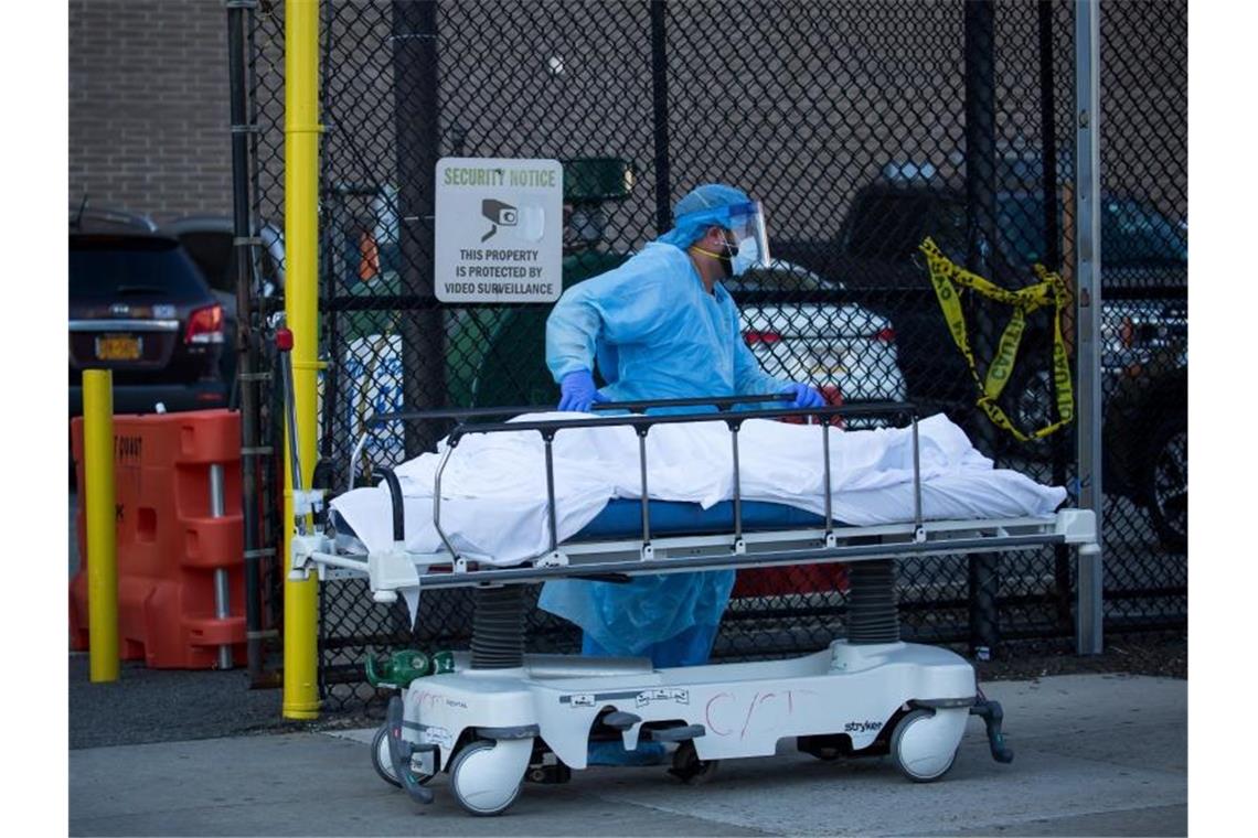 Ein medizinischer Mitarbeiter überführt den Leichnam eines Coronavirus-Opfers in New York. Foto: Michael Nagle/XinHua/dpa