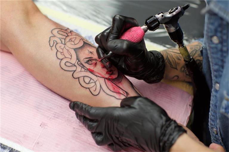 Ein Medusa-Tattoo kann vielfältige Bedeutungen haben.