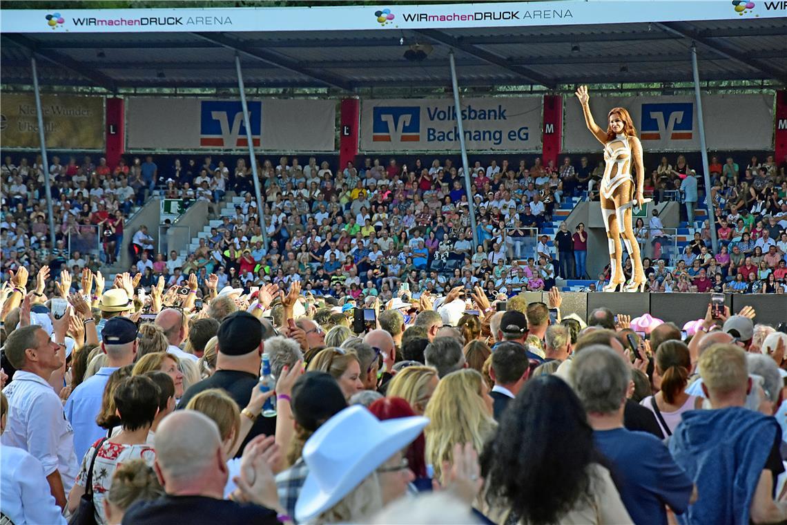Ein Meer aus Berg-Fans empfängt die Schlagerkönigin mit tosendem Applaus.