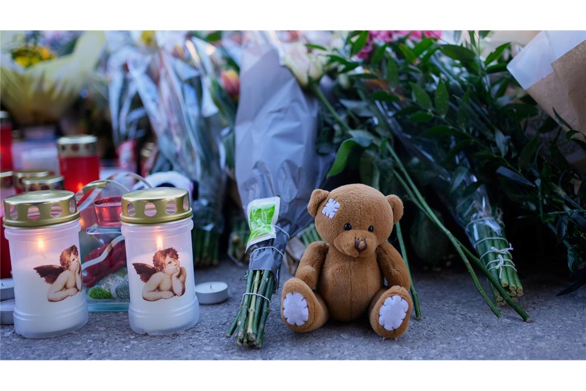 Ein Meer aus Kerzen, Blumen und Stofftieren erinnert an die Opfer.