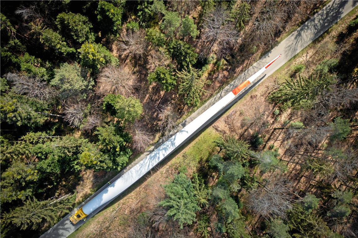 Ein mehr als vier Meter breiter Erschließungsweg ist für den Aufbau der Windräder nötig, das sieht man am Beispiel von Sulzbach-Laufen (im Bild). In Oppenweiler gibt es Bedenken wegen des Waldverbrauchs. Archivfoto: Alexander Becher