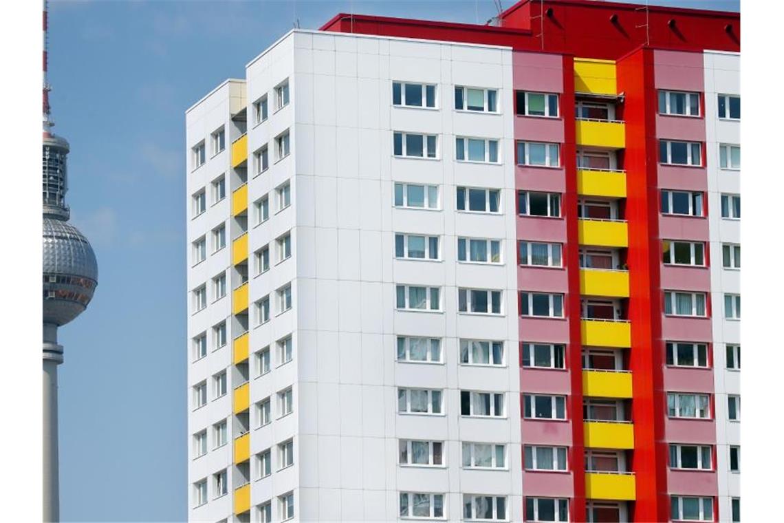 Große Koalition einigt sich auf Mietspiegel-Reform Ein Mehrparteien-Mietshaus in der Nähe des Alexanderplatzes in Berlin-Mitte. Foto: Wolfgang Kumm/dpa