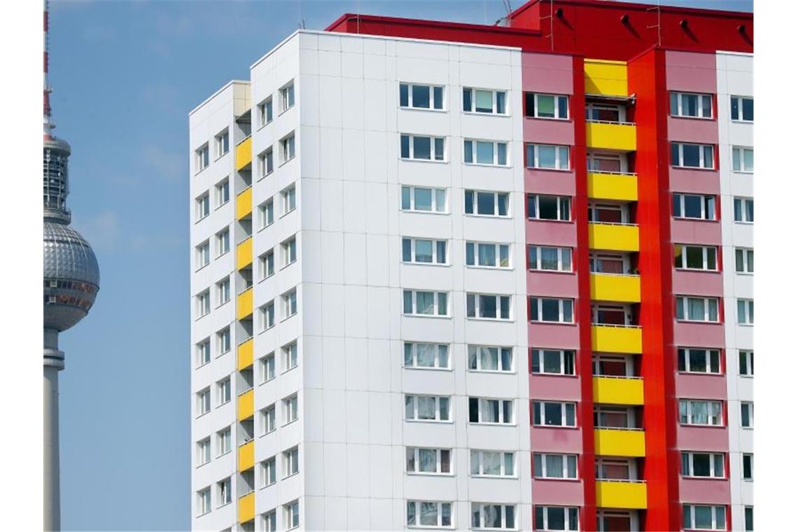 Ein Mehrparteien-Mietshaus in der Nähe des Alexanderplatzes in Berlin-Mitte. Foto: Wolfgang Kumm/dpa