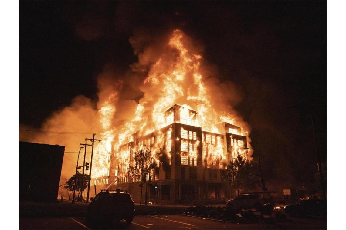 Ein mehrstöckiges Wohngebäude steht nach Protesten in Flammen. Foto: Mark Vancleave/Star Tribune/AP/dpa