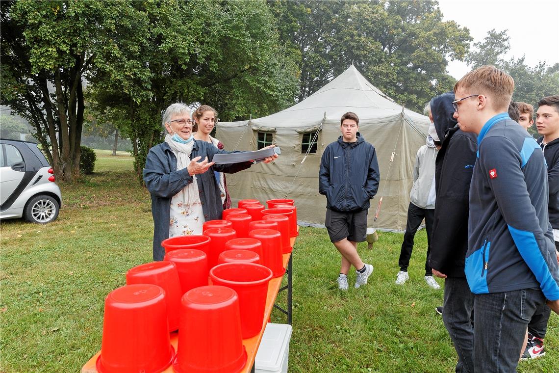 Ein Zelt als Ort für Geschichtsstunden Ein Memory mit DDR-typischen Gegenständen: Ursel Redlich (mit DDR-Gürtel) und Anne Häußermann von der Kirchengemeinde (von links) erklärten Schülern, welche Bedeutung die Objekte im Alltagsleben des untergegangenen Staates hatten. Foto: J. Fiedler