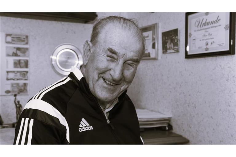 Ein Mensch mit einer positiven Lebenseinstellung und viel Humor: Schiedsrichter-Legende Hans Rieß, hier auf einem Foto aus dem Jahr 2015, ist im Alter von 88 Jahren verstorben.