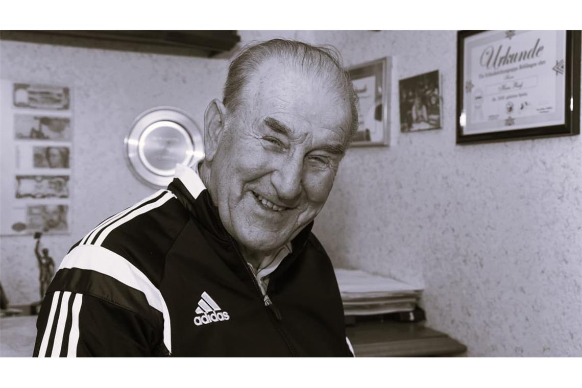 Ein Mensch mit einer positiven Lebenseinstellung und viel Humor: Schiedsrichter-Legende Hans Rieß, hier auf einem Foto aus dem Jahr 2015, ist im Alter von 88 Jahren verstorben.
