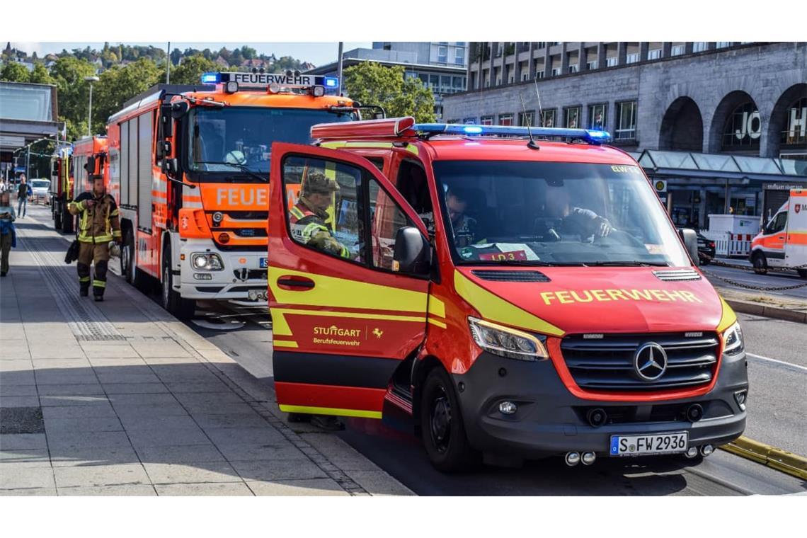 Ein Mensch stürzt am Hauptbahnhof und wird von einer S-Bahn erfasst.