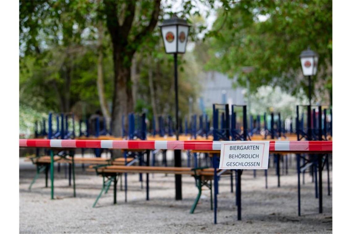 Ein menschenleerer Biergarten in München. Nach wochenlanger Zwangspause dürfen in Bayern auch Gaststätten und Hotels schrittweise wieder öffnen. Foto: Sven Hoppe/dpa