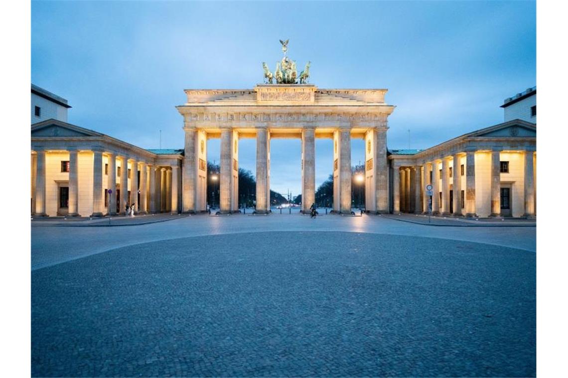 Ein menschenleerer Pariser Platz vor dem Brandenburger Tor in Berlin am Donnerstagabend. Foto: Kay Nietfeld/dpa