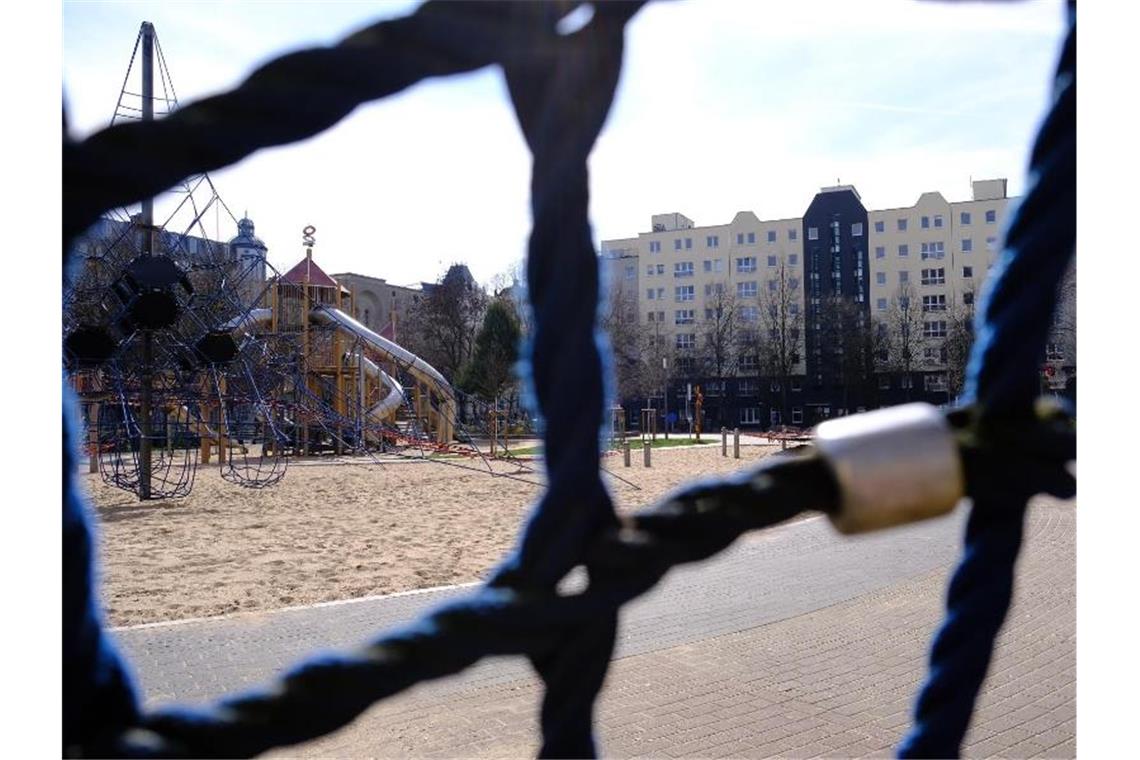 Ein menschenleerer Spielplatz in Magdeburg. Foto: Franziska Höhnl/dpa-Zentralbild/dpa