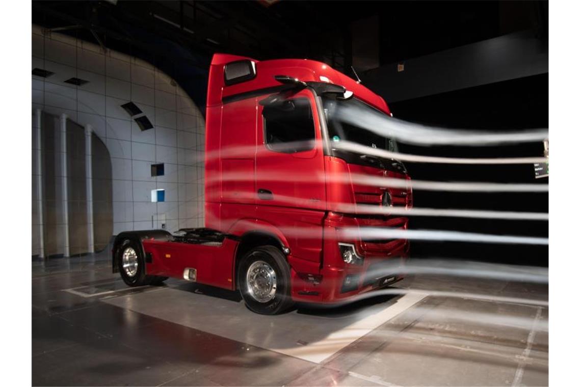 Daimler Truck bündelt Aktivitäten in neuer Einheit Ein Mercedes-Benz Actros steht in einem Windkanal des Werks Untertürkheim der Daimler AG. Foto: Marijan Murat/dpa/Archivbild