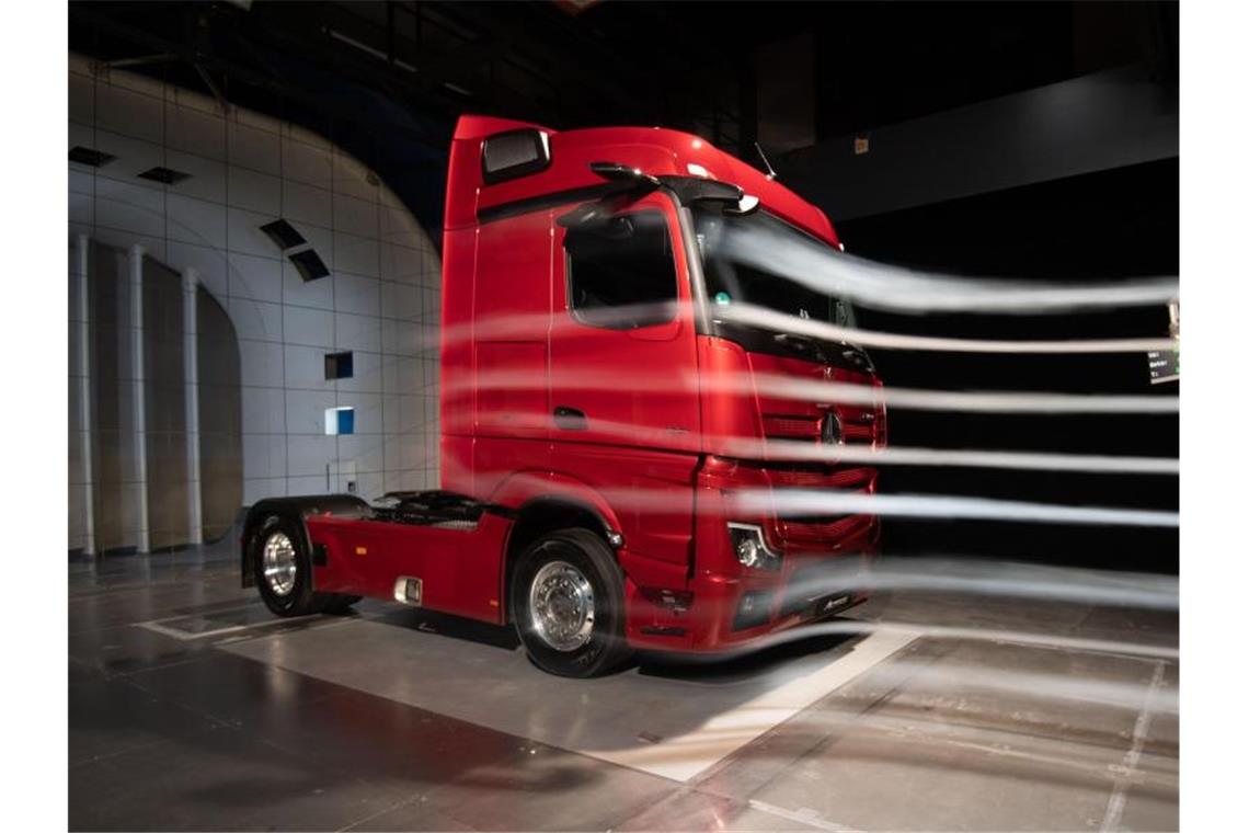 Ein Mercedes-Benz Actros steht in einem Windkanal des Werks Untertürkheim der Daimler AG. Foto: Marijan Murat/dpa/Archivbild