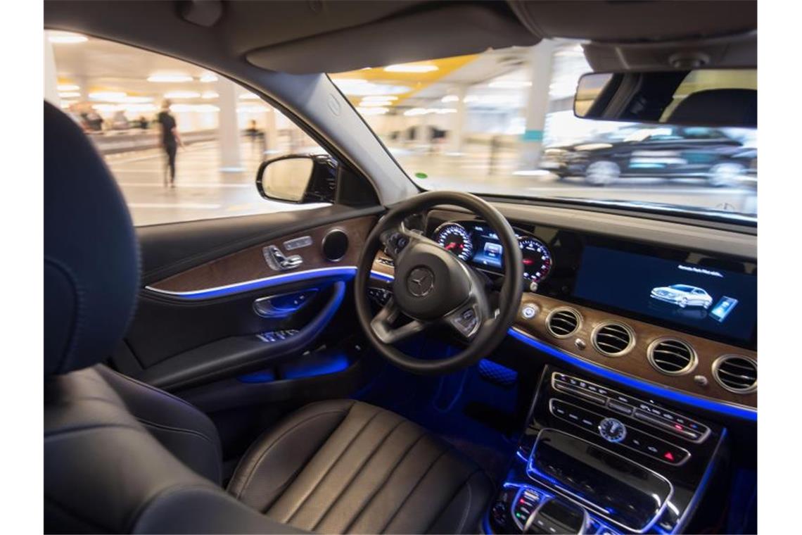 Ein Mercedes-Benz E200 fährt autonom durch ein mit Bosch-Sensoren ausgestattetes Parkhaus. Foto: Marijan Murat/dpa/Archivbild