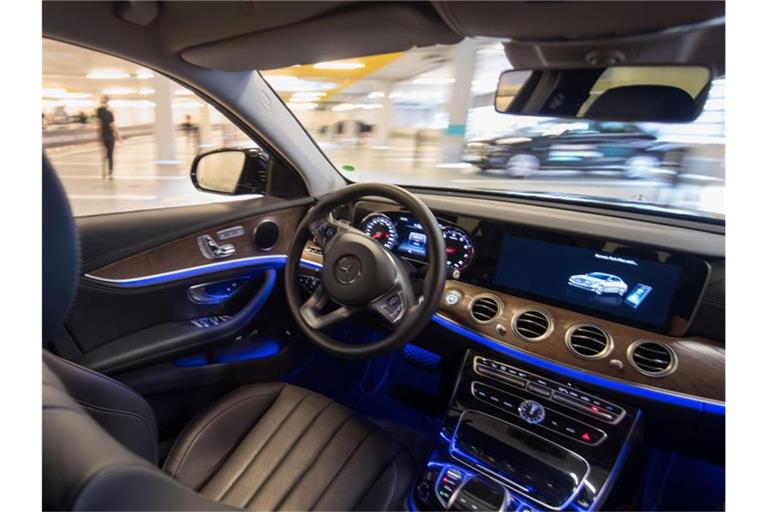 Ein Mercedes-Benz fährt während einer Präsentation autonom durch ein mit Bosch-Sensoren ausgestattetes Parkhaus. Foto: Marijan Murat/Archivbild