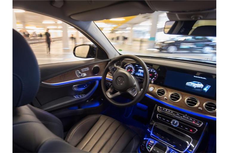 Ein Mercedes-Benz fährt während einer Präsentation autonom durch ein mit Bosch-Sensoren ausgestattetes Parkhaus. Foto: Marijan Murat