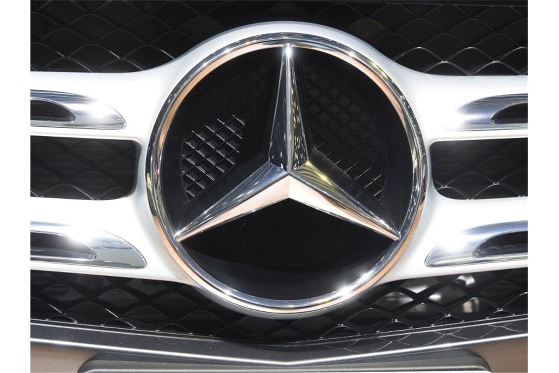 Ein Mercedes-Benz-Logo. Foto: Uli Deck/dpa/Symbolbild/Archiv