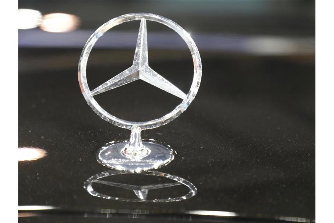 Mercedes-Benz verkauft Autos mit abgespeckter Ausstattung Ein Mercedes-Benz-Stern ist auf einem Auto angebracht. Foto: Clara Margais/dpa/Archivbild