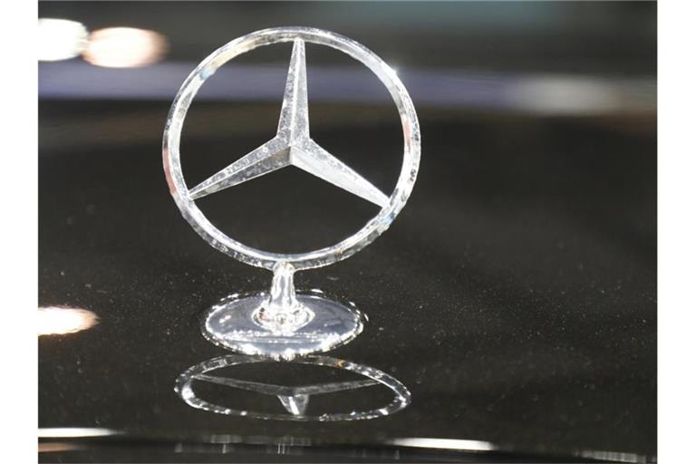 Ein Mercedes-Benz-Stern ist auf einem Auto angebracht. Foto: Clara Margais/dpa/Archivbild
