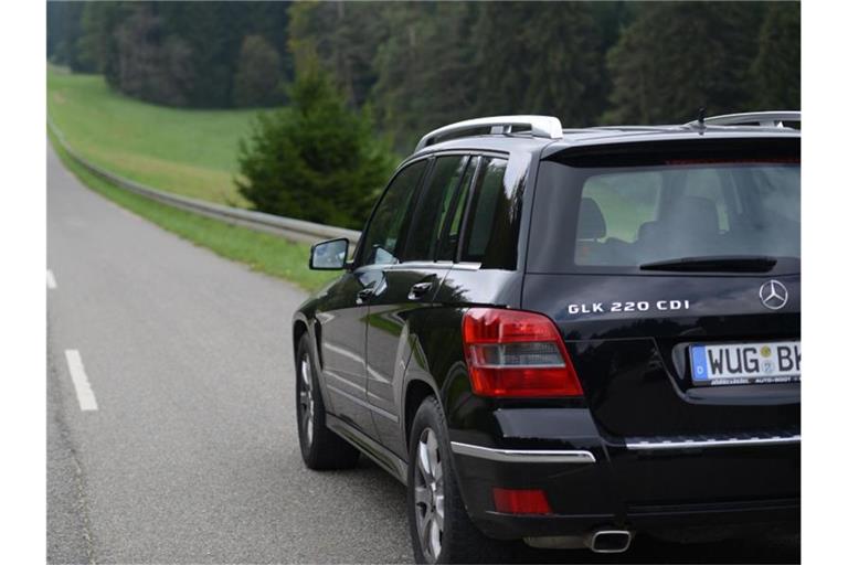 Ein Mercedes GLK 220 CDI fährt auf einer Straße. Foto: Patrick Seeger/Archivbild