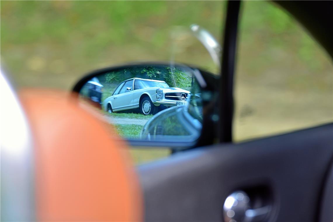 Ein Mercedes im Aussenspiegel. 