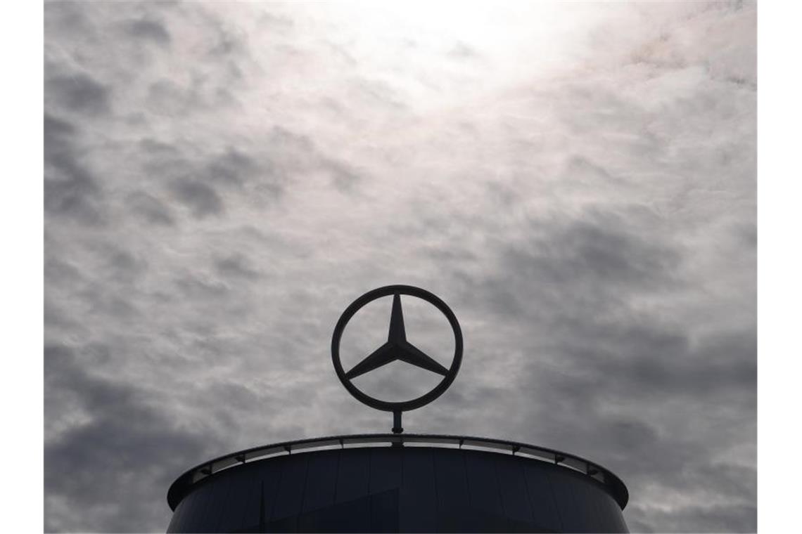 Ein Mercedes-Stern, das Logo der Marke Mercedes-Benz, steht auf einem Showroom. Foto: Sebastian Gollnow/dpa/Symbolbild