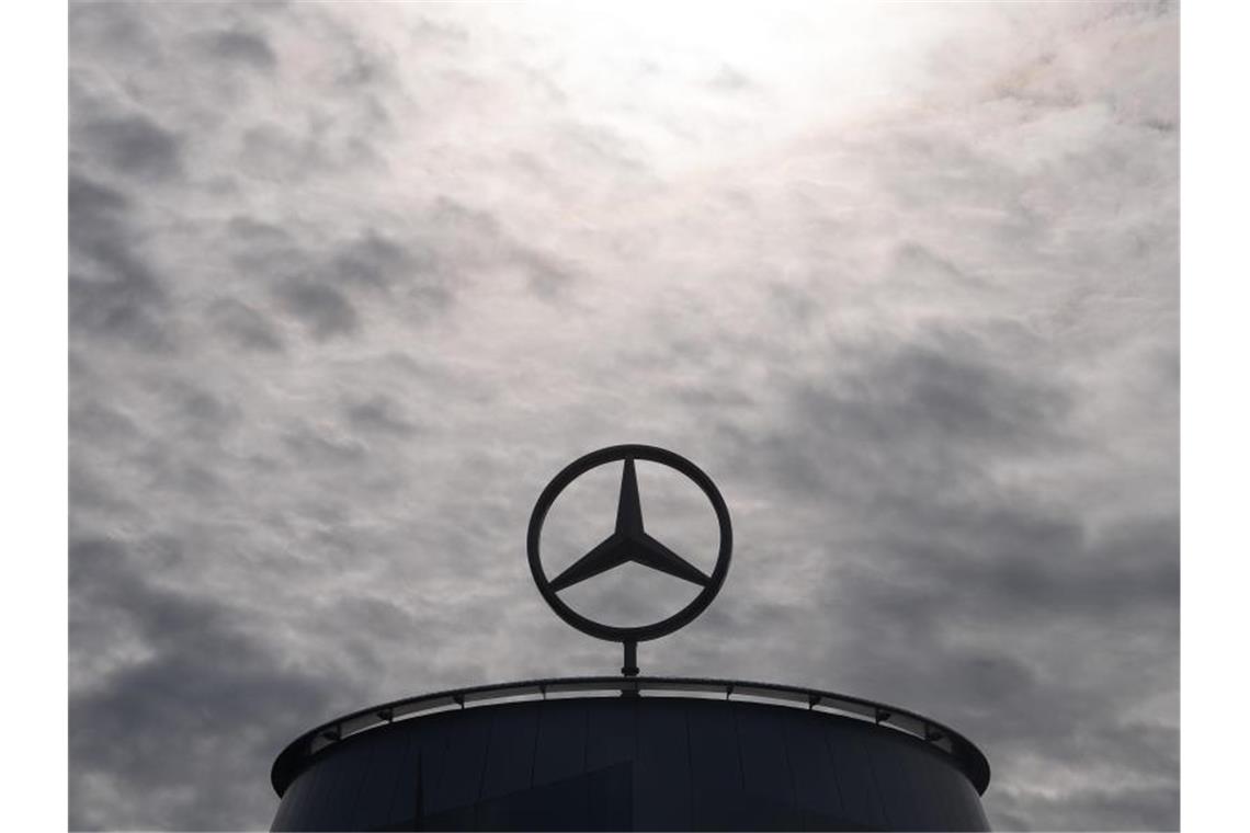 Mercedes-Benz beteiligt sich an Batteriehersteller Prologium Ein Mercedes-Stern, das Logo der Marke Mercedes-Benz, steht auf einem Showroom. Foto: Sebastian Gollnow/dpa/Archivbild