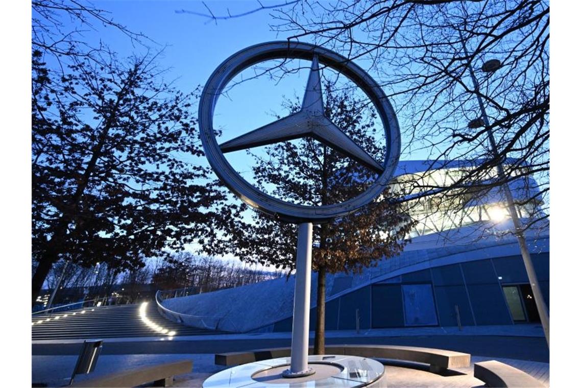 Mercedes-Benz mit kräftigem Gewinn: Dividende aufgestockt Ein Mercedes Stern, das Logo des Automobilherstellers Mercedes-Benz, steht vor der Niederlassung am Stammwerk. Foto: Bernd Weißbrod/dpa