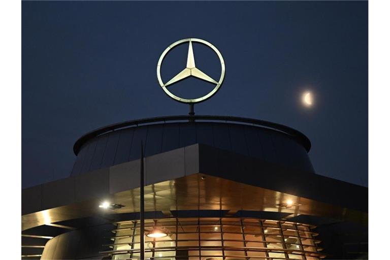 Ein Mercedes Stern, das Logo des Automobilherstellers, steht auf der Niederlassung am Stammwerk. Foto: Bernd Weißbrod/dpa/Symbolbild