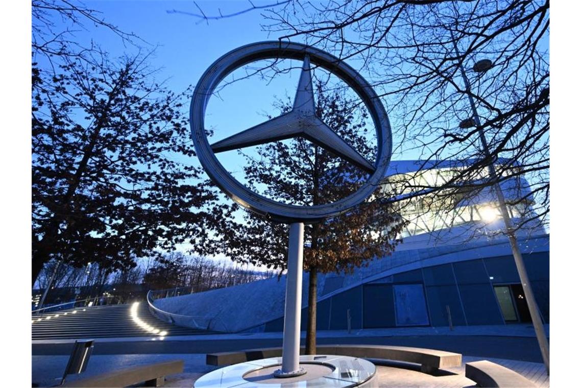 Ein Mercedes Stern, das Logo von Mercedes-Benz, steht vor der Niederlassung am Stammwerk. Foto: Bernd Weißbrod/dpa/Archiv
