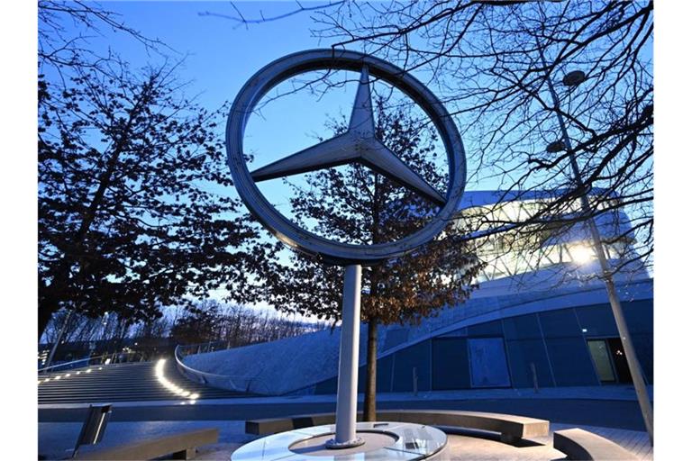 Ein Mercedes Stern, das Logo von Mercedes-Benz, steht vor der Niederlassung am Stammwerk. Foto: Bernd Weißbrod/dpa/Archiv