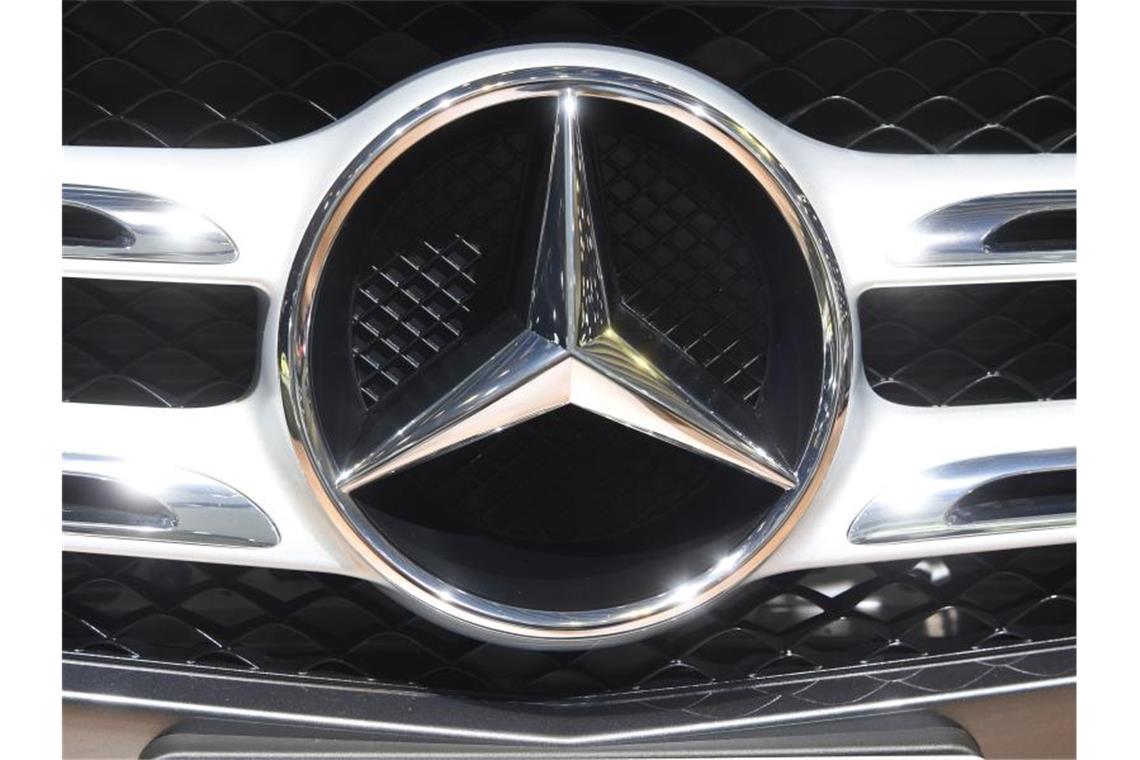Daimler will Berliner Werk trotz Sparkurses nicht schließen Ein Mercedesstern. Foto: picture alliance / Uli Deck/dpa/Symbolbild