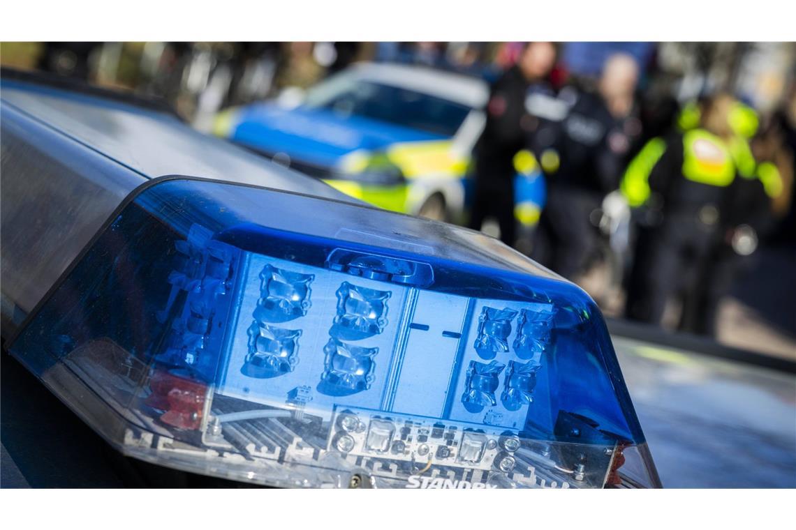 Ein Messerangreifer ist aus einem psychiatrischen Krankenhaus entwichen. Die Polizei sucht nach ihm (Symbolfoto).