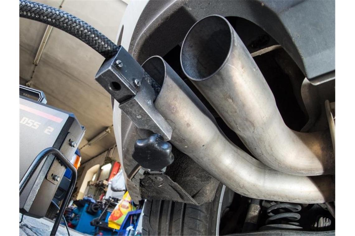 Ein Messschlauch für die Abgasuntersuchung für Dieselmotoren steckt im Auspuff eines VW Golf. Foto: Patrick Pleul/dpa-Zentralbild/dpa
