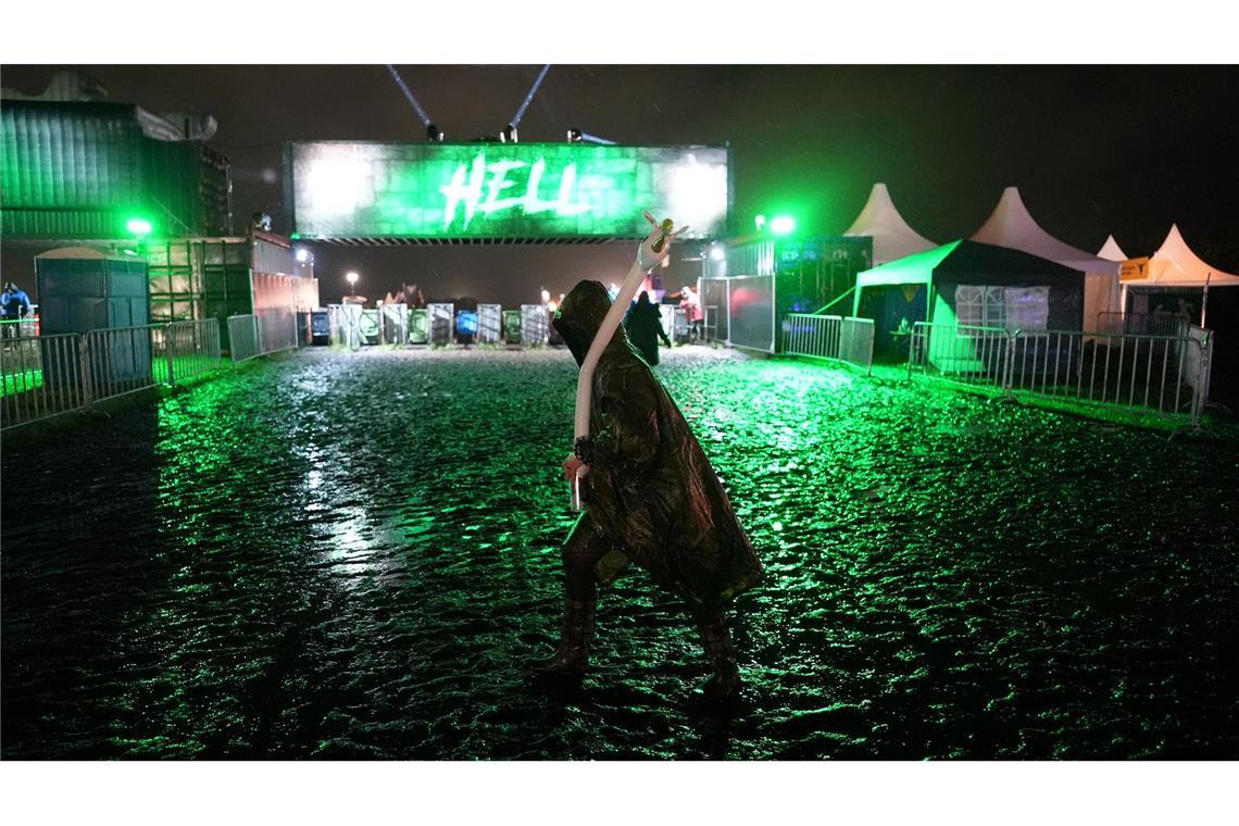 Bilder des Tages Ein Metal-Fan verlässt in der Nacht das Festivalgelände des Wacken Open Air.