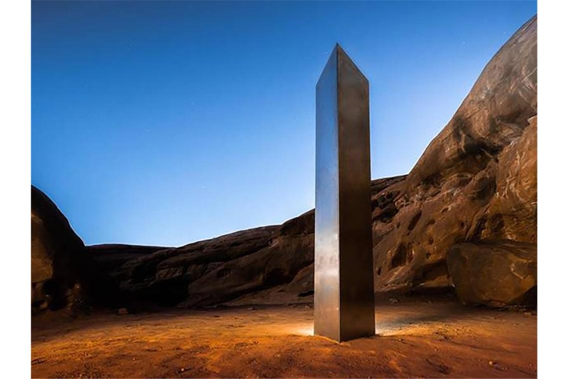 Ein Metall-Monolith, dreieckig, glänzend, fast vier Meter hoch, steht in einer Wüste im Bezirk San Juan im Südosten von Utah in den USA. Foto: Terrance Siemon/Terrance Siemon/AP/dpa