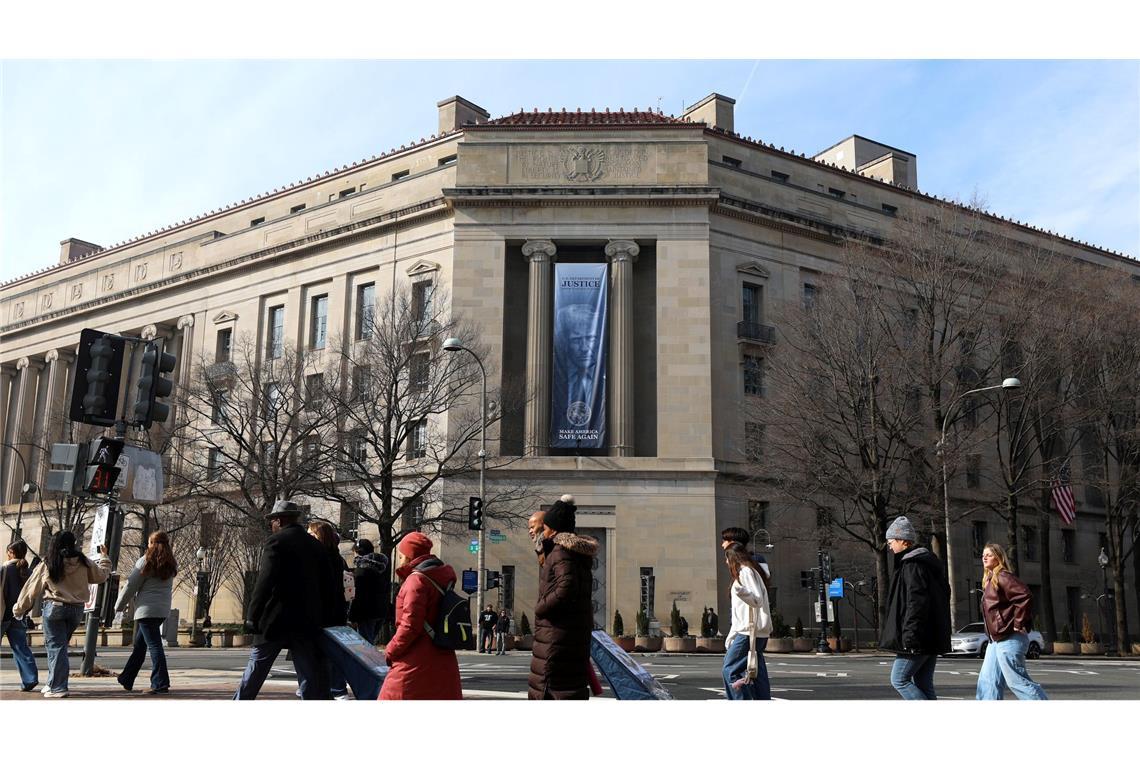 Ein meterlanges Trump-Banner hängt an der Fassade des US-Justizministeriums. (Archivbild)