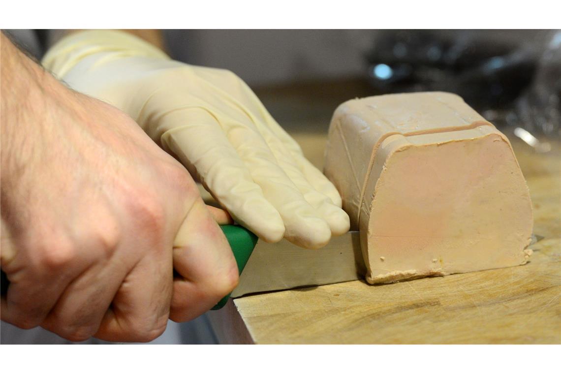Stopfleber aus dem Labor: Foie Gras ohne Tierquälerei Ein Metzger schneidet eine Scheibe französische Gänsestopfleber. (Archivbild)