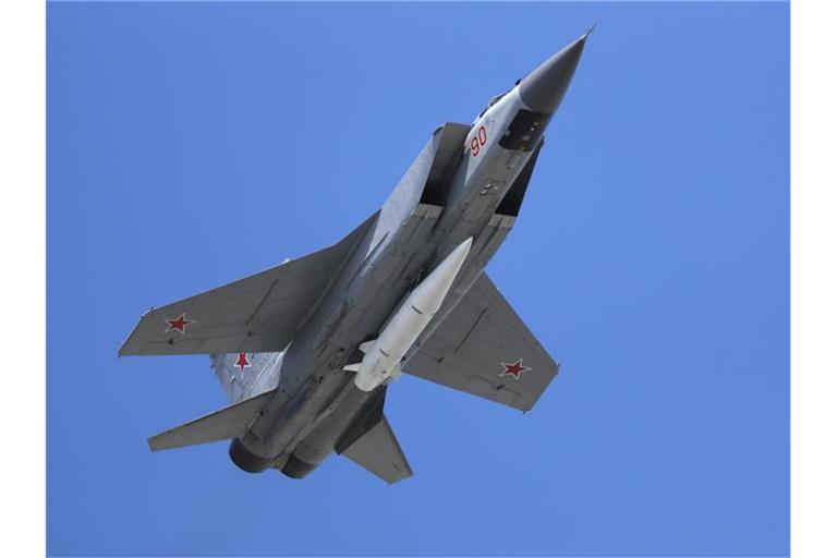 Ein Mikoyan MiG-31 Abfangjäger der russischen Luftwaffe mit einer ballistischen Luft-Boden-Rakete „Kinschal“. Foto: Pavel Golovkin/AP/dpa